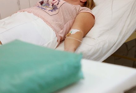 Пациент лежит на кушетке